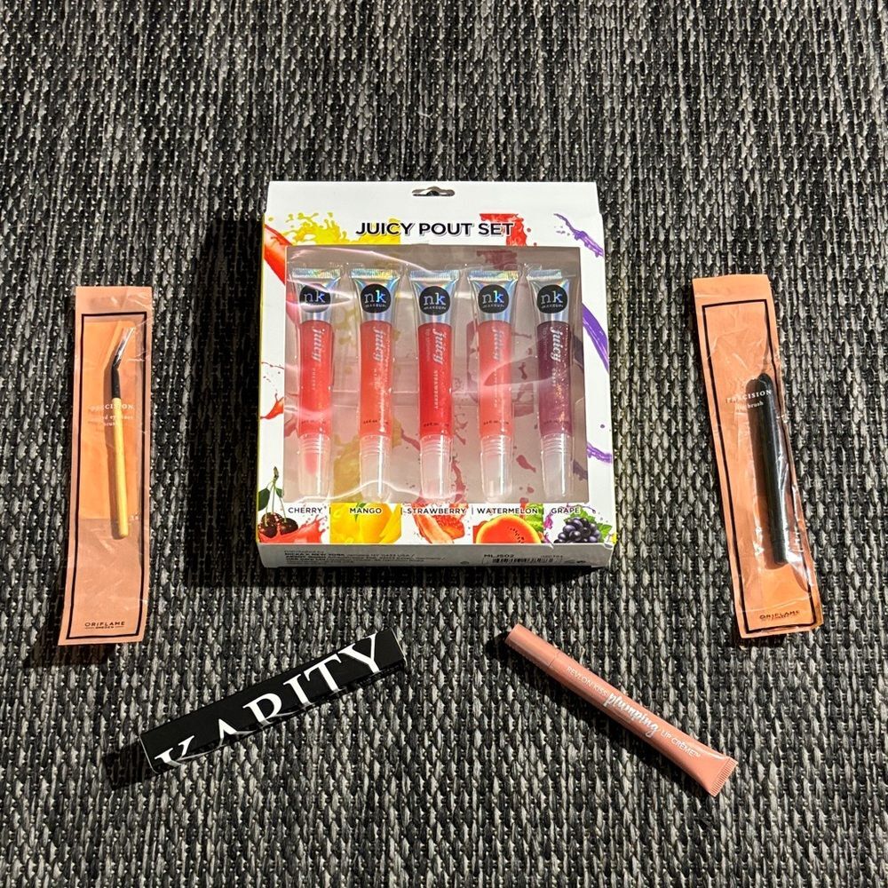 7 Lip glosses and 2 makeup brushes SET NEW